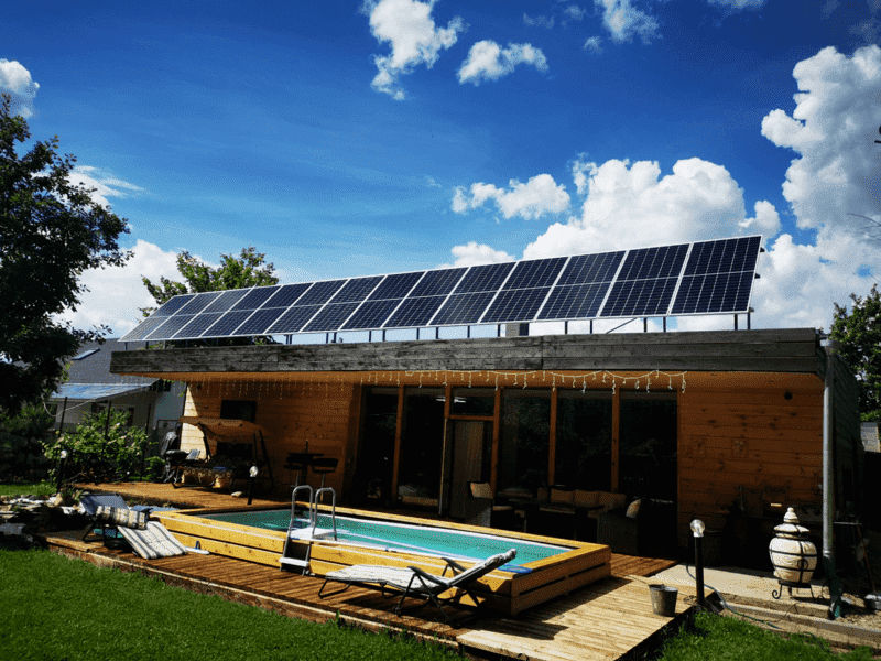 второй слайд: солнечная панель на загородном доме