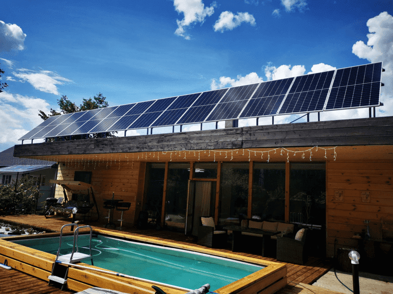 первый слайд: солнечная панель на загородном доме