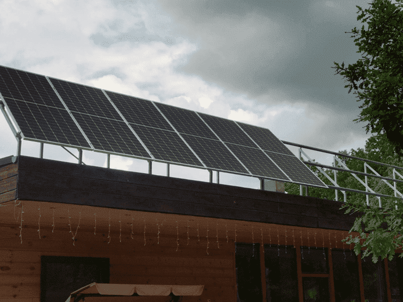 третий слайд: солнечная панель на крыше дома