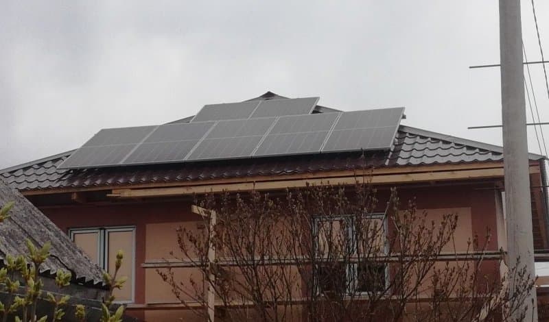 фото солнечной панели на крыше
