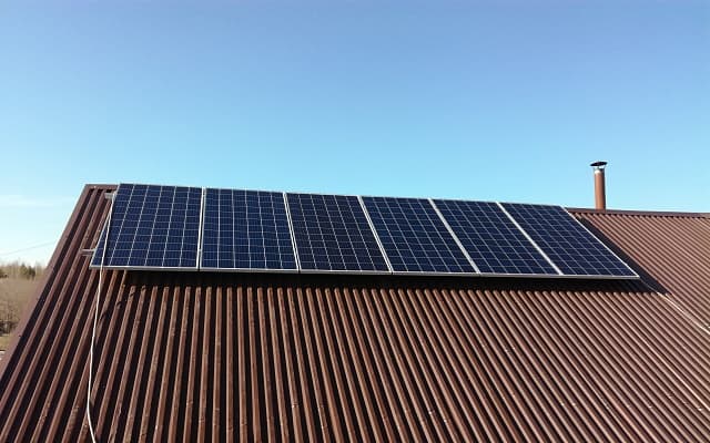 фото солнечной панели на крыше