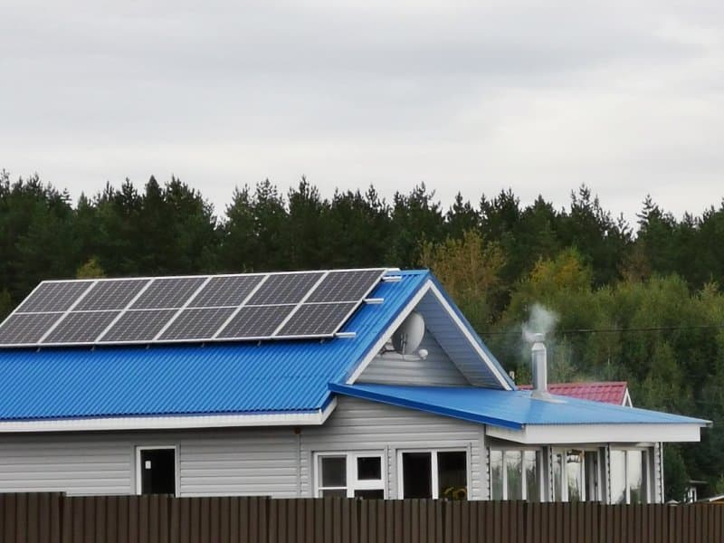 фото дома с солнечной панелью на крыше